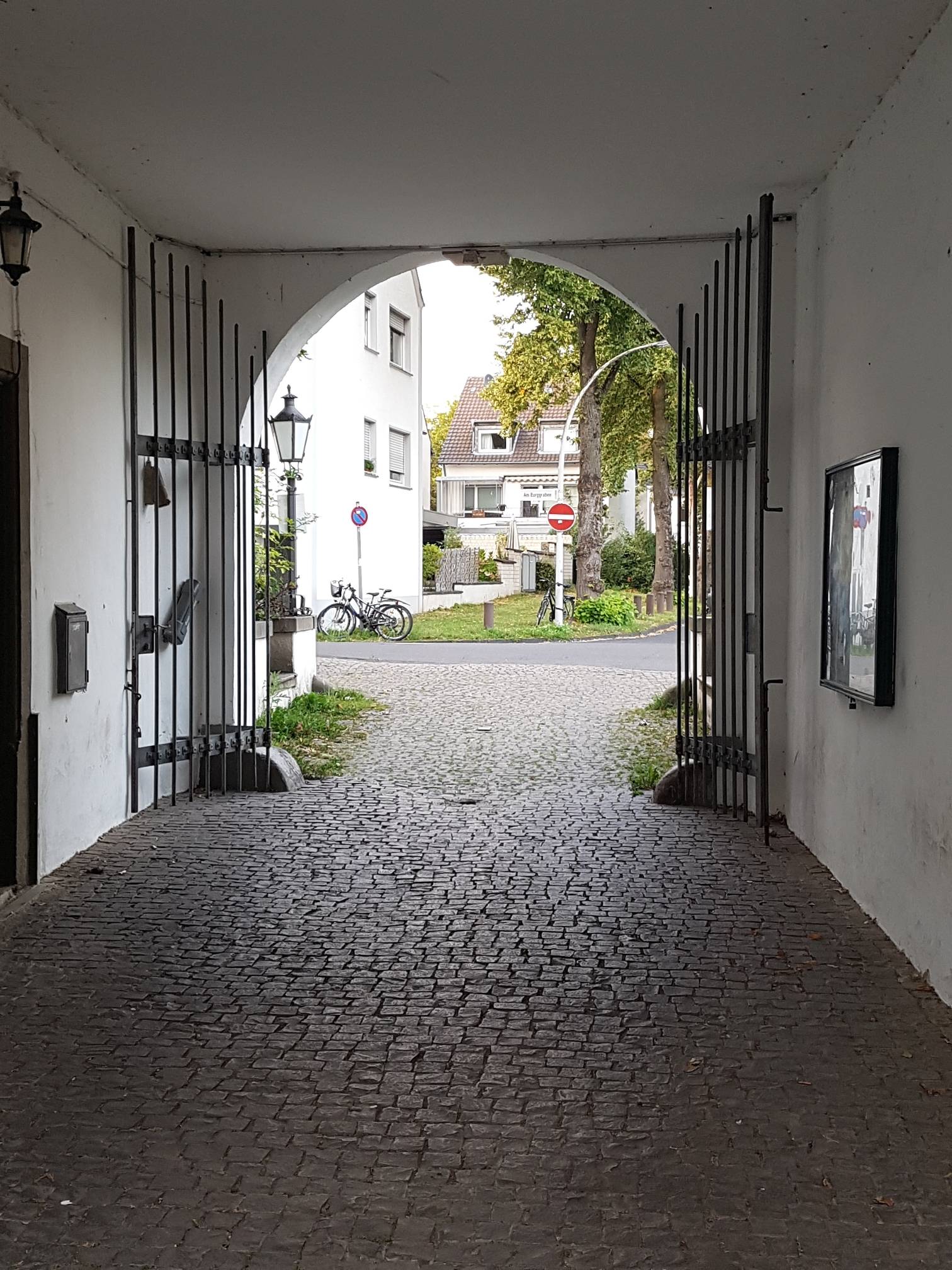 Chor in Endenich: Burg-Haupteingang-Blick-vom-Innenhof Chor in Endenich: Burg-Haupteingang-Blick-vom-Innenhof